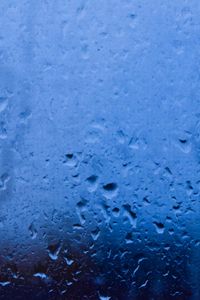 Превью обои дождь, стекло, капли, мокрый, макро, синий