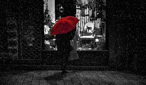 Превью обои дождь, зонт, чб, человек, витрина, одиночество, ночь, прогулка