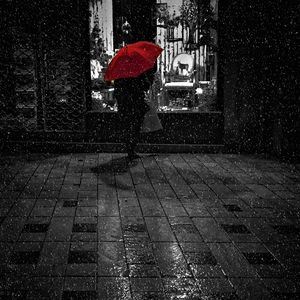 Превью обои дождь, зонт, чб, человек, витрина, одиночество, ночь, прогулка