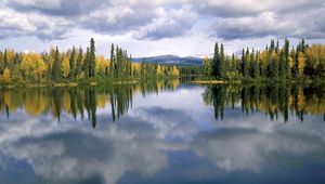 Превью обои dragon lake, yukon, канада, озеро, деревья, облака, осень
