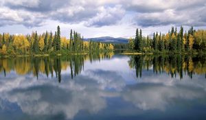 Превью обои dragon lake, yukon, канада, озеро, деревья, облака, осень