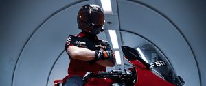 Превью обои ducati, мотоцикл, байк, красный, мотоциклист, шлем, тоннель