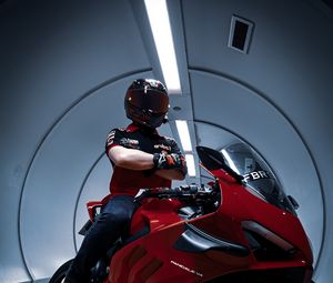 Превью обои ducati, мотоцикл, байк, красный, мотоциклист, шлем, тоннель