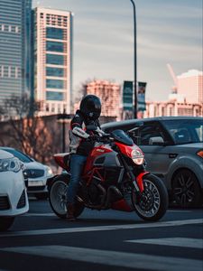 Превью обои ducati, мотоцикл, красный, мотоциклист, дорога, автомобили