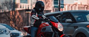 Превью обои ducati, мотоцикл, красный, мотоциклист, дорога, автомобили