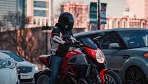 Превью обои ducati, мотоцикл, красный, мотоциклист, дорога, автомобили