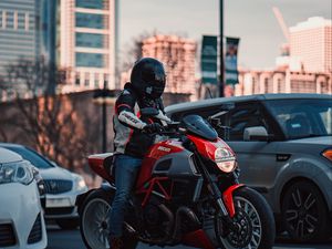 Превью обои ducati, мотоцикл, красный, мотоциклист, дорога, автомобили