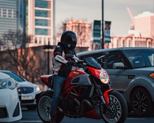 Превью обои ducati, мотоцикл, красный, мотоциклист, дорога, автомобили