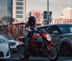 Превью обои ducati, мотоцикл, красный, мотоциклист, дорога, автомобили