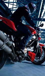 Превью обои ducati, мотоцикл, мотоциклист, вид сбоку