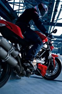 Превью обои ducati, мотоцикл, мотоциклист, вид сбоку