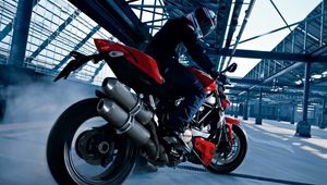 Превью обои ducati, мотоцикл, мотоциклист, вид сбоку