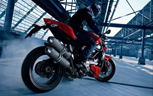 Превью обои ducati, мотоцикл, мотоциклист, вид сбоку