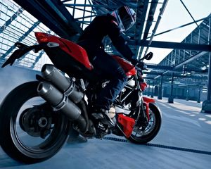 Превью обои ducati, мотоцикл, мотоциклист, вид сбоку