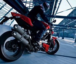 Превью обои ducati, мотоцикл, мотоциклист, вид сбоку