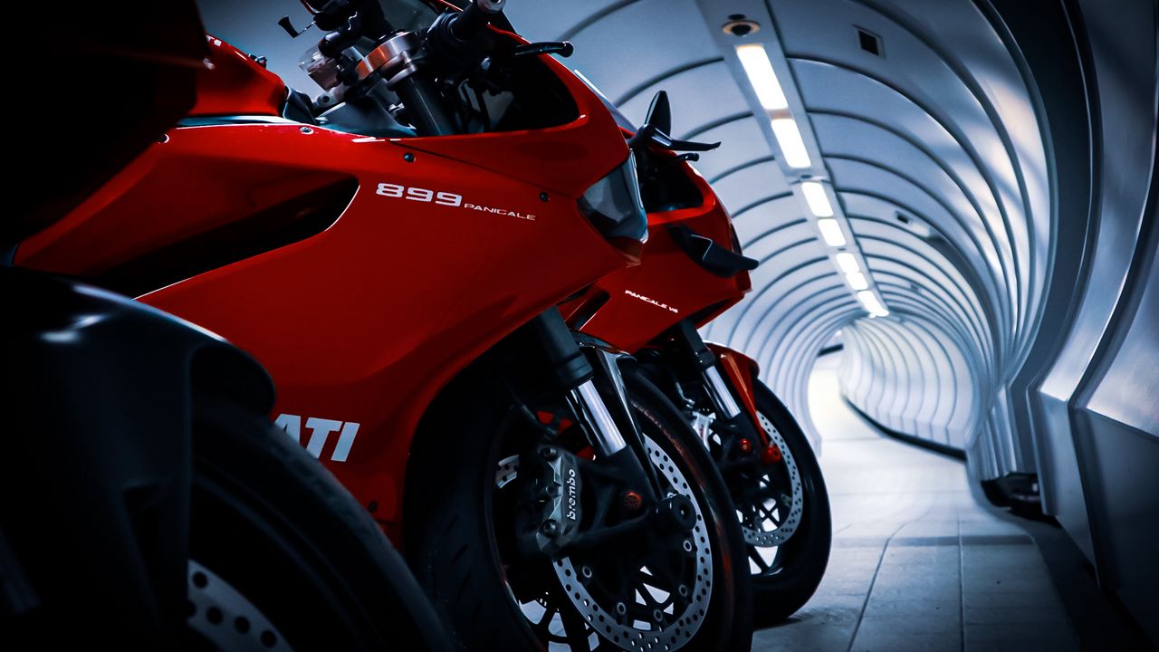 Обои ducati, мотоциклы, красный, тоннель