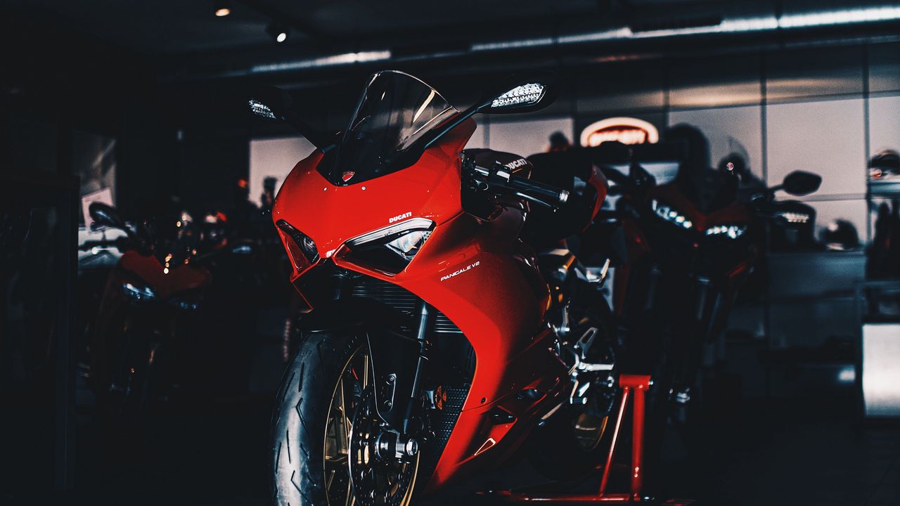 Обои ducati panigale v2, ducati, мотоцикл, байк, красный, фара