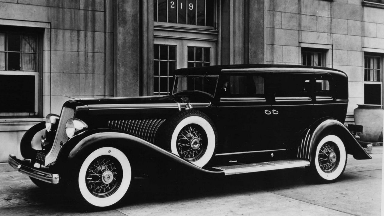 Обои duesenberg 1934, год, автомобиль, старинный, черный, белый