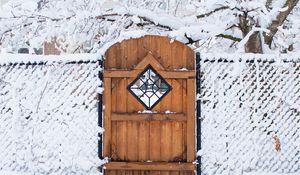 Превью обои дверь, ограда, снег, зима, дерево