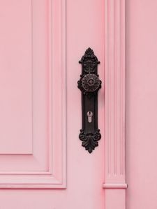 Превью обои дверь, ручка, замок, розовый