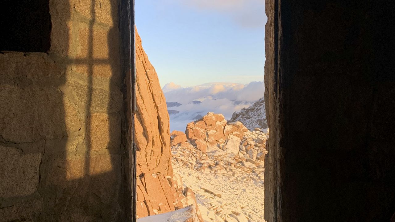 Обои дверь, скалы, камни, вид, пейзаж