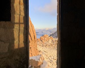 Превью обои дверь, скалы, камни, вид, пейзаж