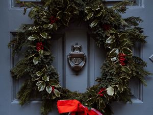 Превью обои дверь, венок, украшение, рождество, новый год