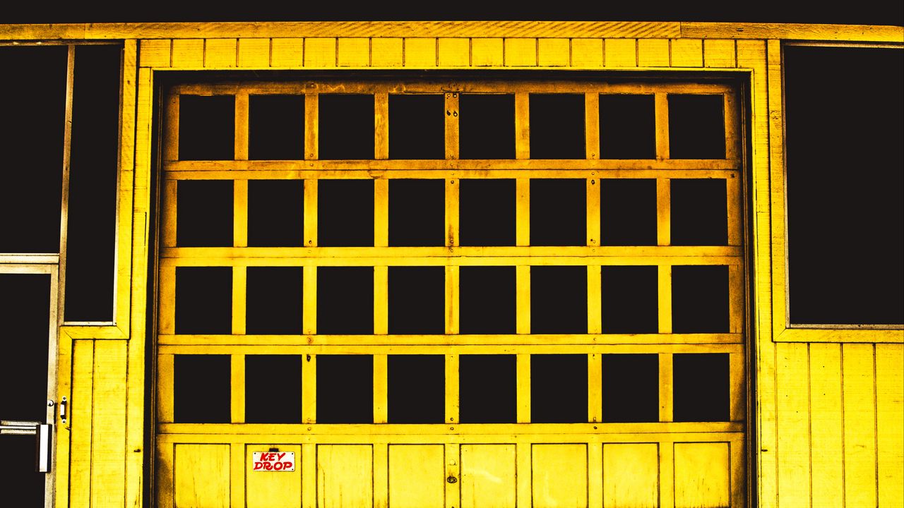 Обои дверь, желтый, окно