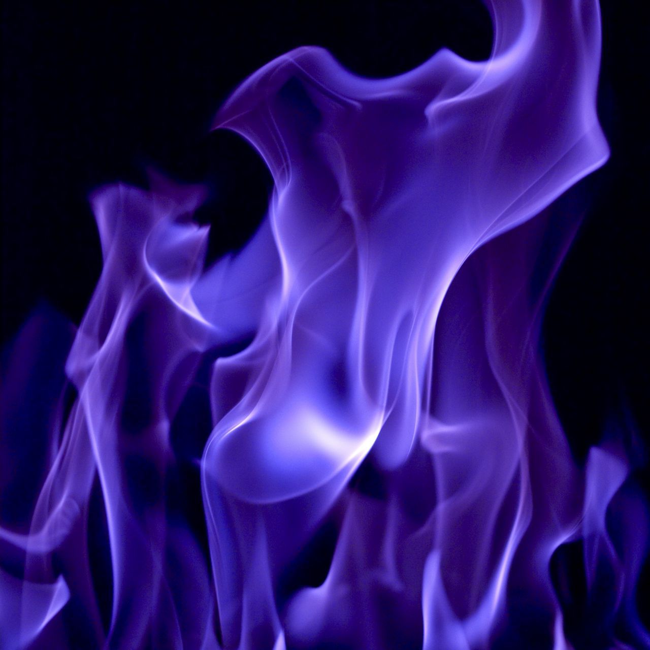 Цвет синяя дымка. Фиолетовый огонь. Фиолетовый дым. Фиолетовое пламя. Фиолетовое пламя на черном фоне.