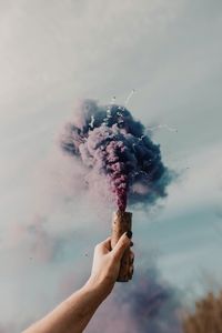 Превью обои дымовая шашка, дым, рука, облако