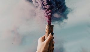 Превью обои дымовая шашка, дым, рука, облако