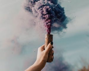 Превью обои дымовая шашка, дым, рука, облако