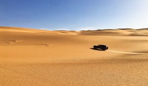 Превью обои джип, машина, пустыня, песок, следы