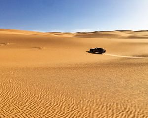 Превью обои джип, машина, пустыня, песок, следы