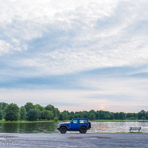 Превью обои джип вранглер, автомобиль, синий, озеро, берег