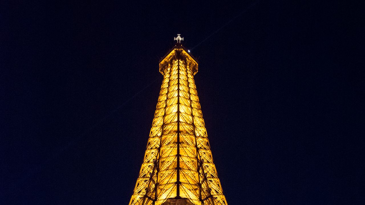 Обои эйфелева башня, башня, париж, франция, вид снизу, подсветка, вечер