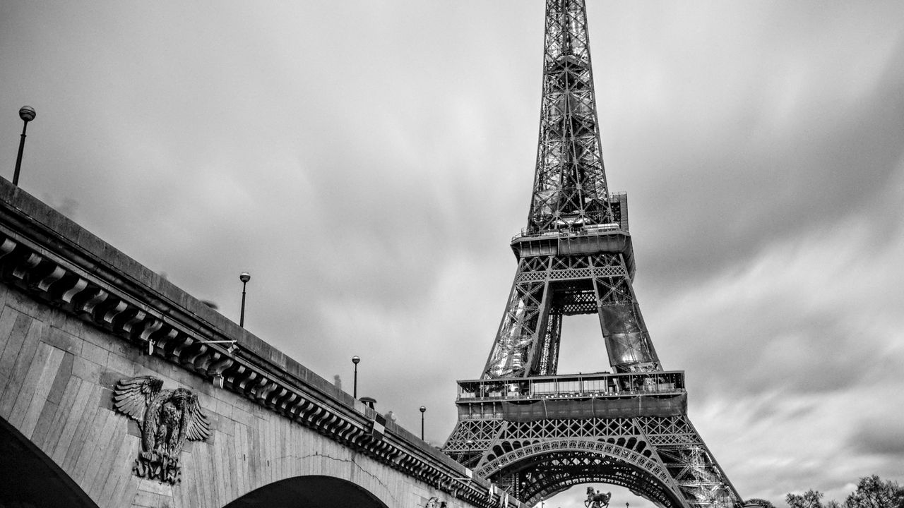 Обои эйфелева башня, башня, река, мост, париж, франция, черно-белый