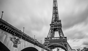 Превью обои эйфелева башня, башня, река, мост, париж, франция, черно-белый