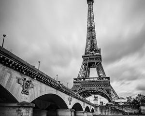 Превью обои эйфелева башня, башня, река, мост, париж, франция, черно-белый