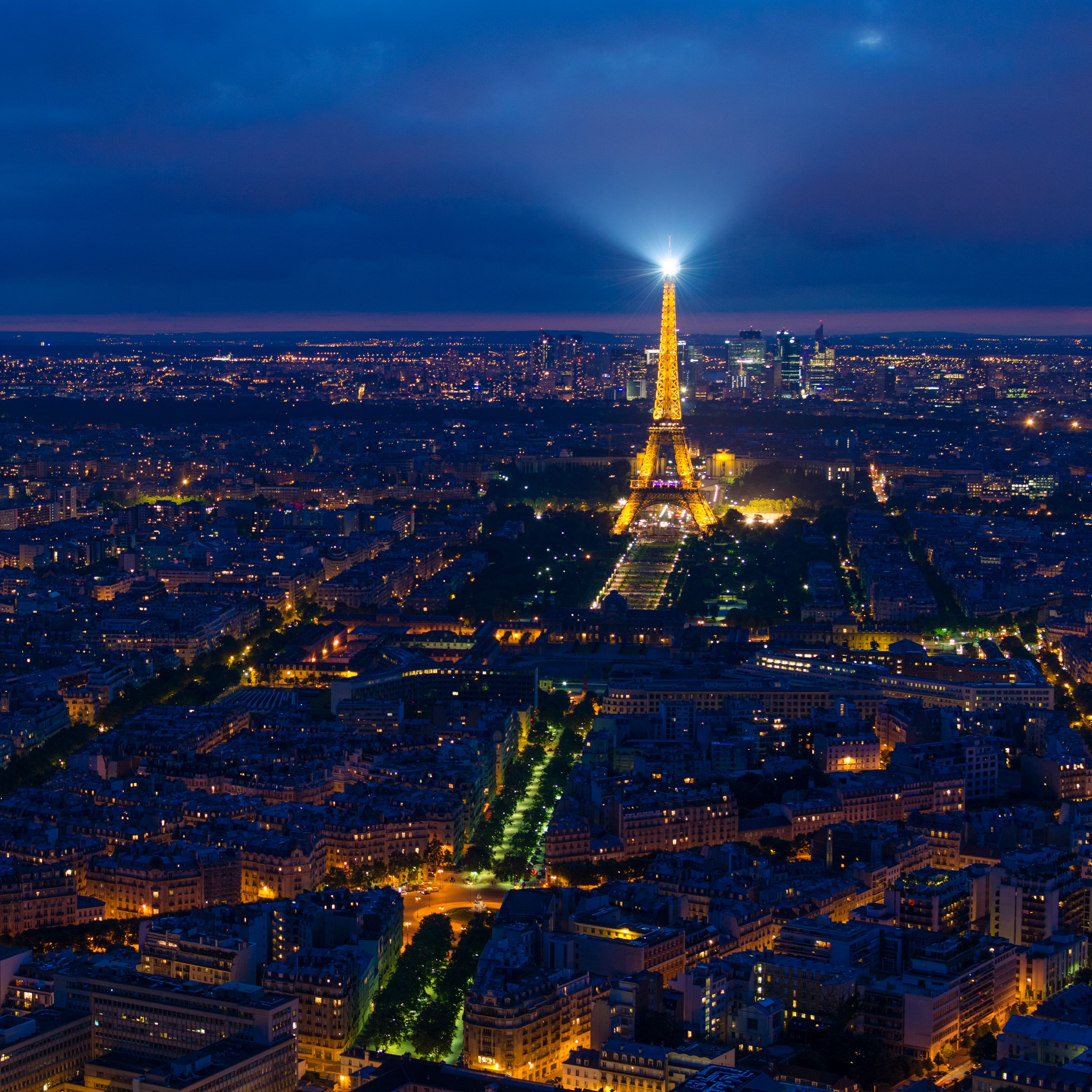 Одна ночь в париже. Эйфелева башня в Париже.