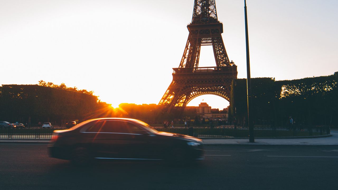 Обои эйфелева башня, париж, франция, автомобиль, движение, закат