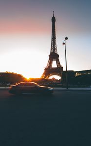 Превью обои эйфелева башня, париж, франция, автомобиль, движение, закат