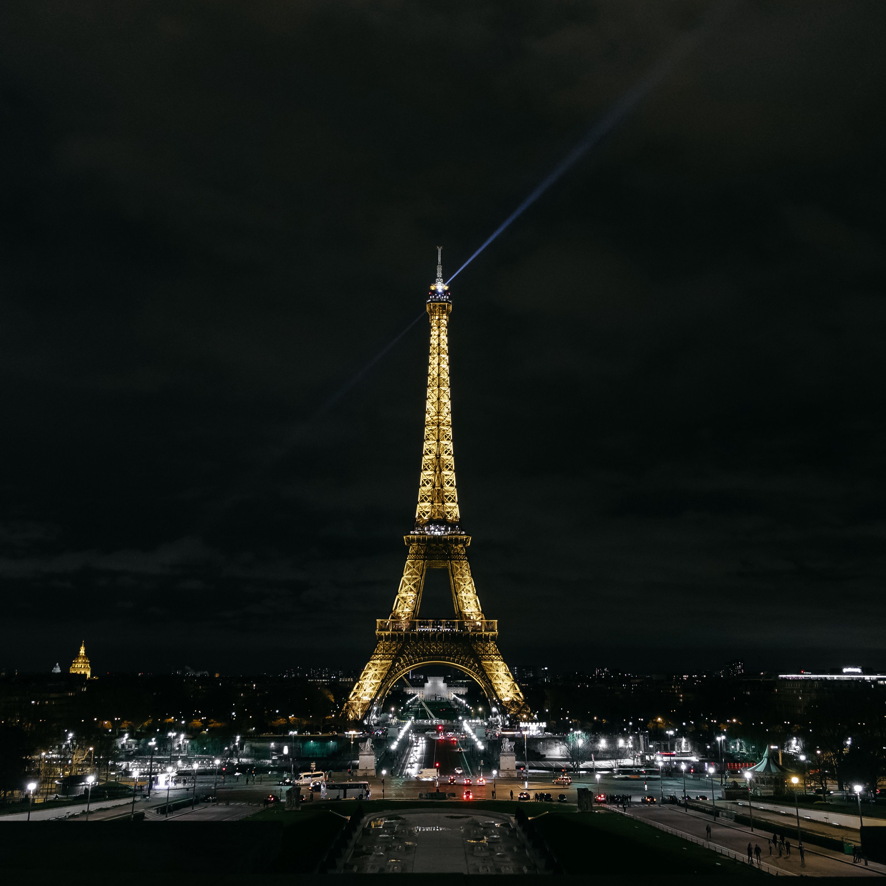 Одна ночь в париже. Париж ночью. Эйфелева башня ночью обои. Париж фото города. Башня треугольник в Париже.