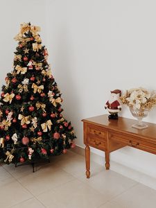 Превью обои ель, игрушки, санта, рождество, новый год, декор