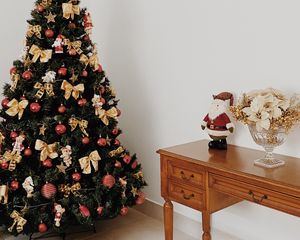 Превью обои ель, игрушки, санта, рождество, новый год, декор