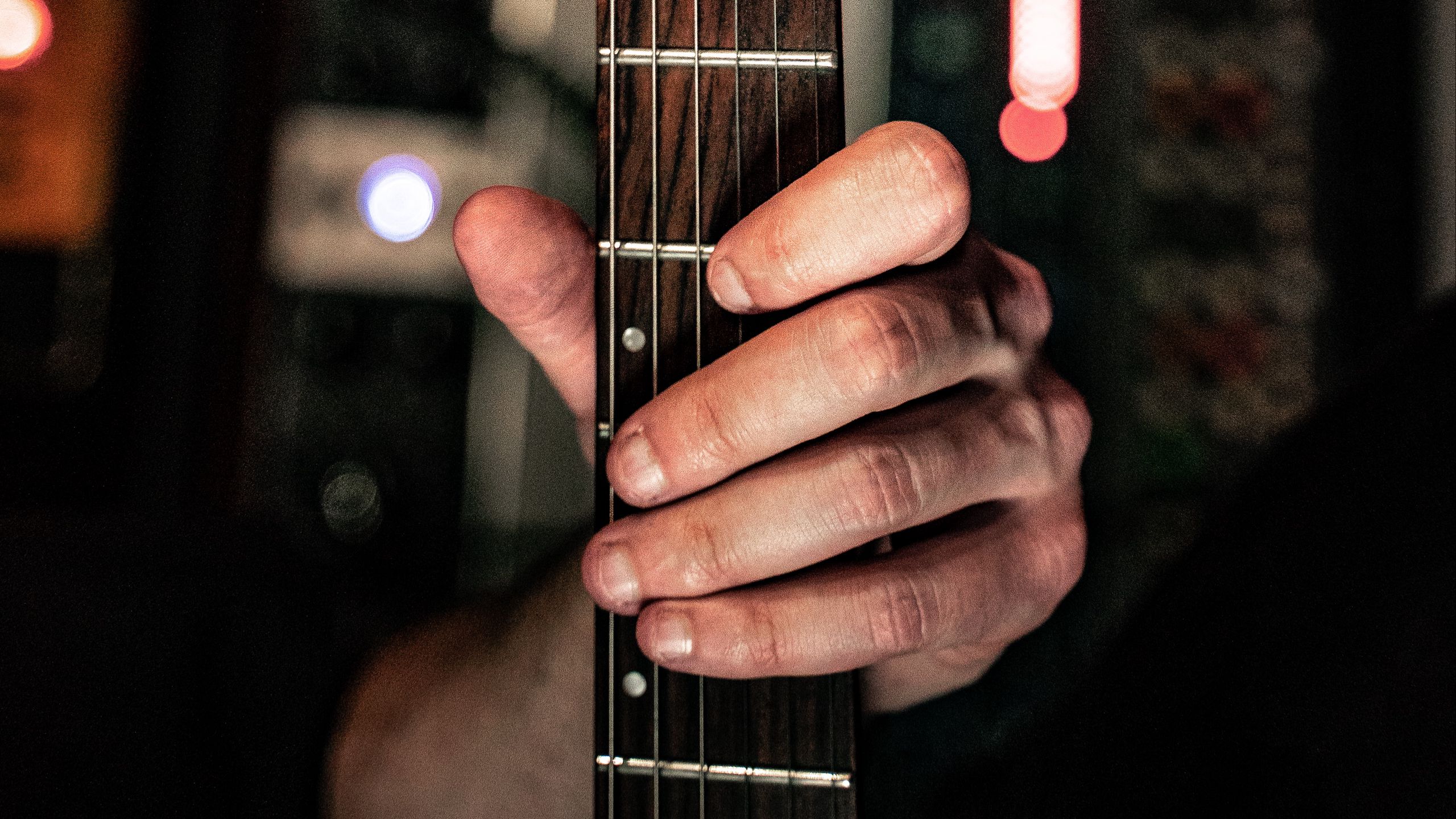 Hands music. Руки гитариста. Гитара в руках. Электрогитара в руках. Рука на грифе гитары.