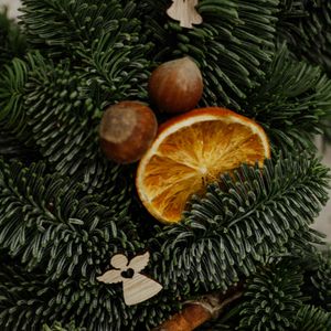 Превью обои елка, апельсины, дольки, орехи, украшения, новый год, рождество