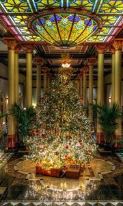 Превью обои елка, большая, рождество, зал, колонны, праздник, подарки