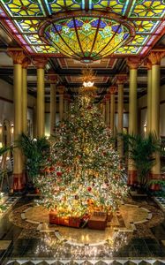Превью обои елка, большая, рождество, зал, колонны, праздник, подарки