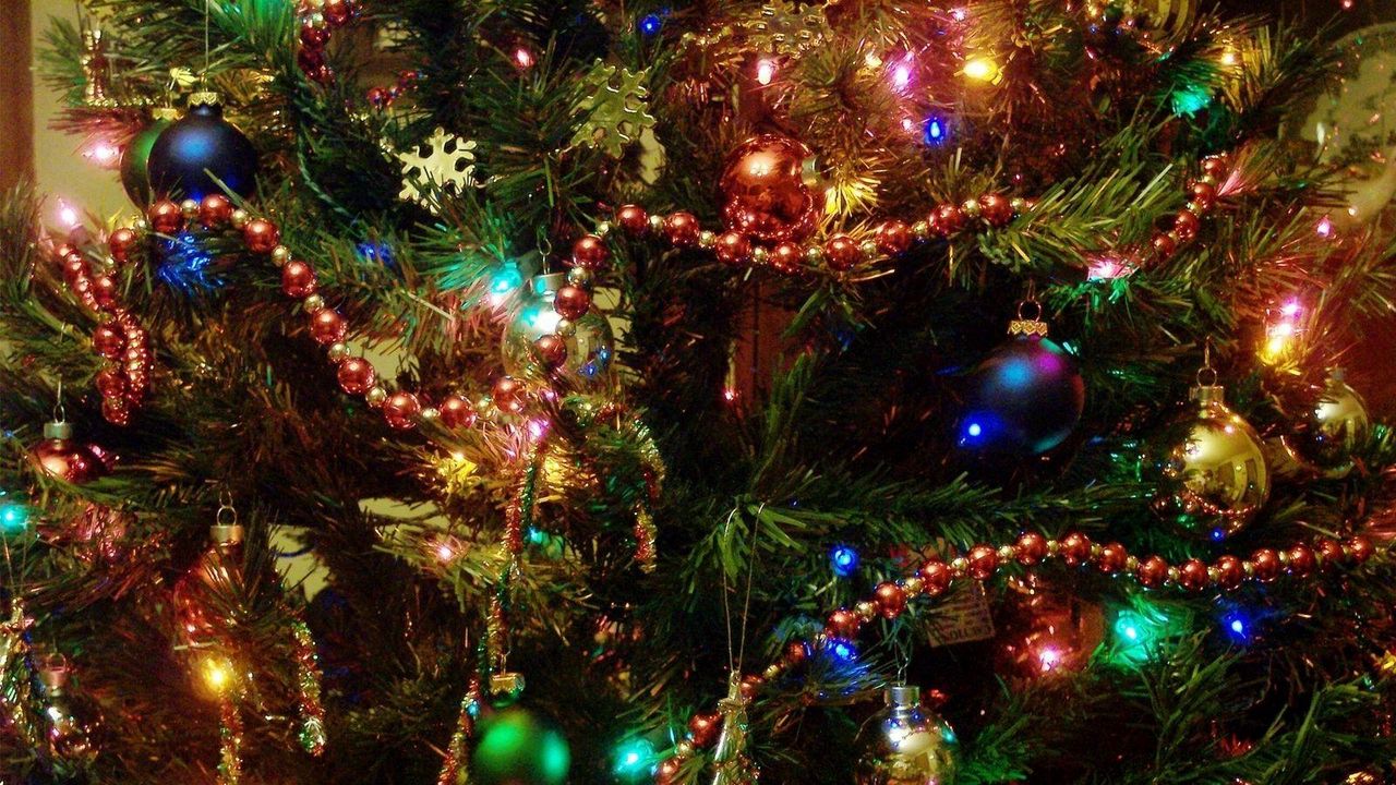 Обои елка, елочные игрушки, гирлянды, украшения, новый год, праздник, настроение